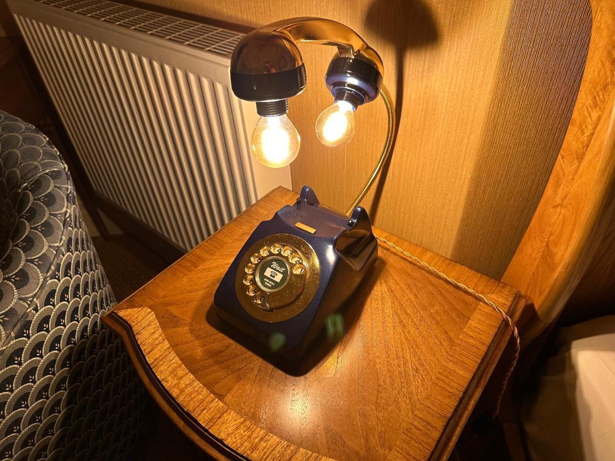 Chester House Guest House Экстерьер фото A telephone lamp