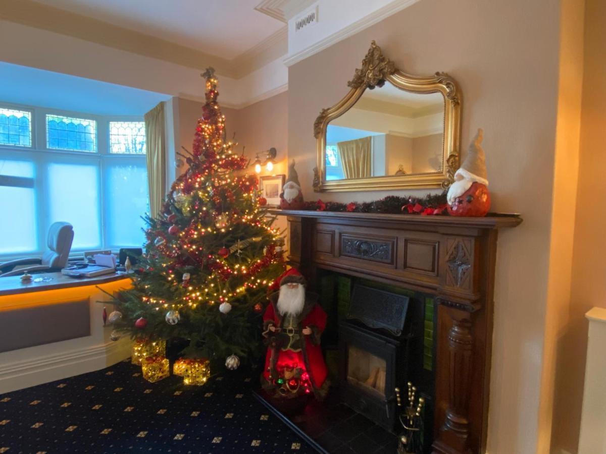 Chester House Guest House Экстерьер фото The Christmas tree at the station