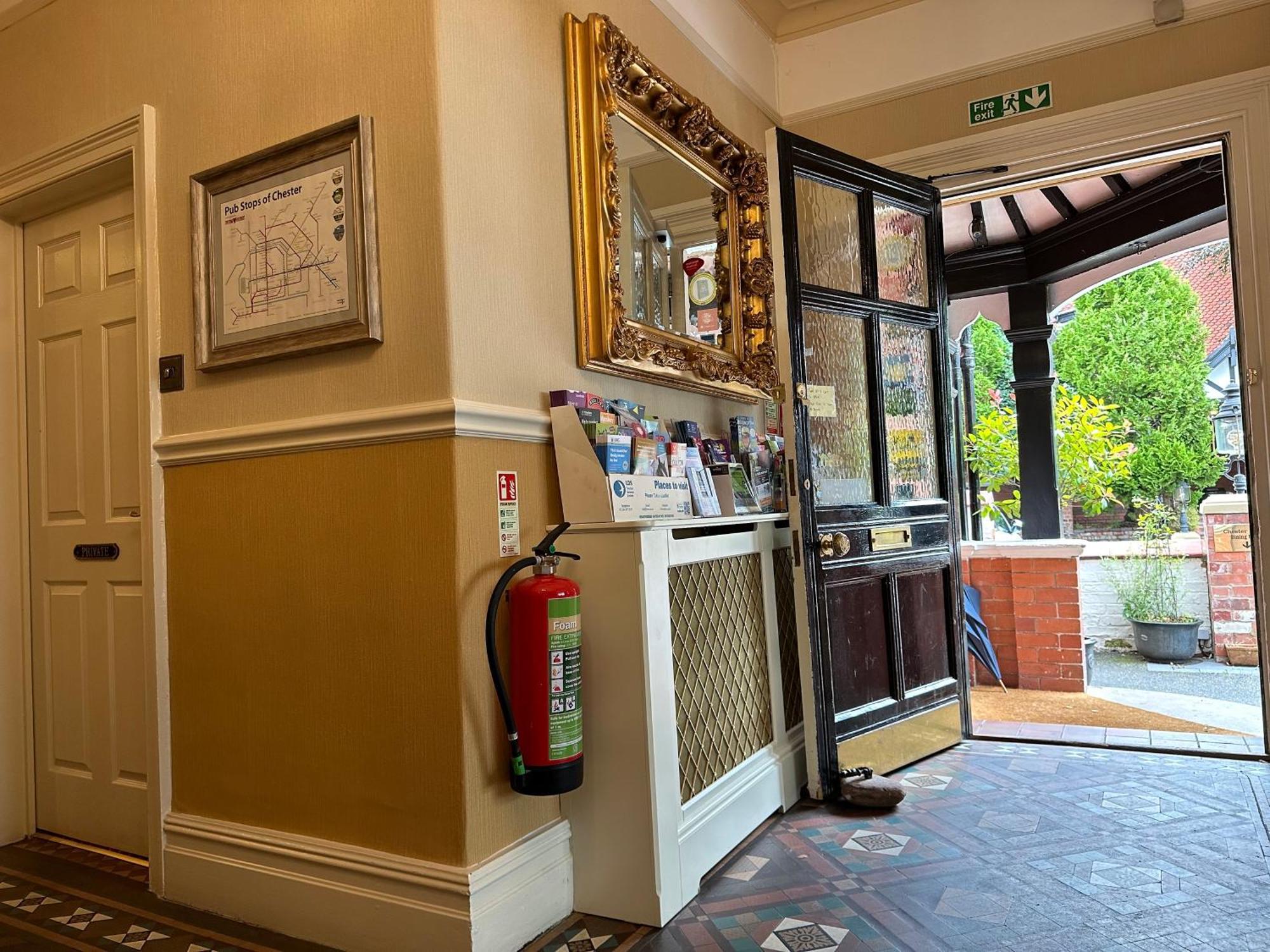 Chester House Guest House Экстерьер фото The entrance to the hotel