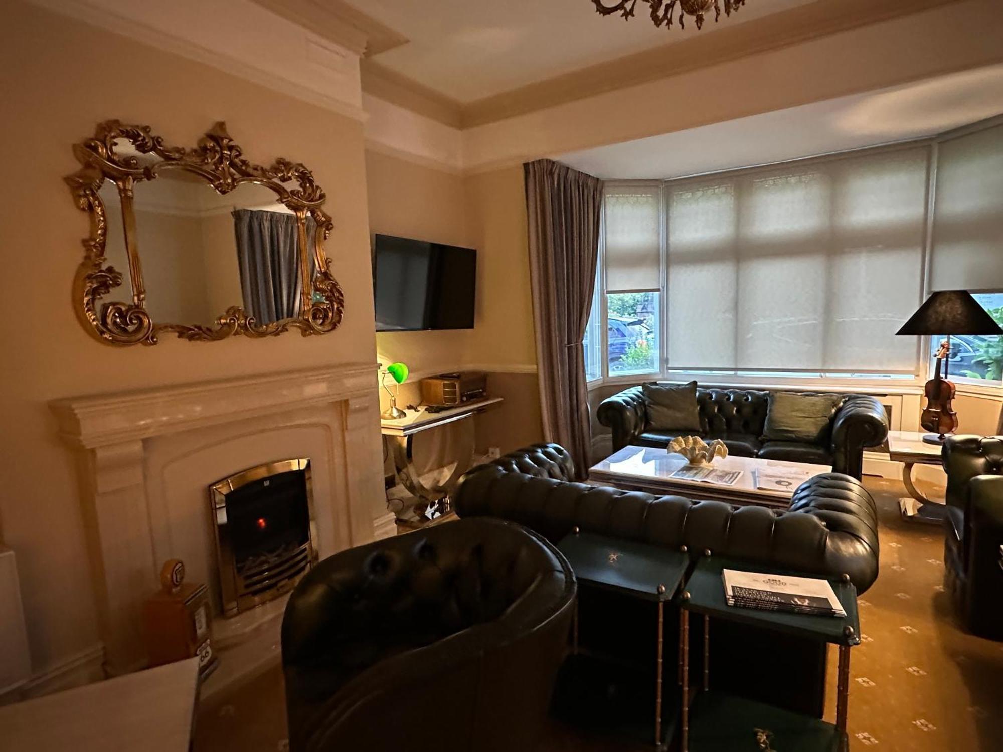 Chester House Guest House Экстерьер фото The living room of a typical apartment
