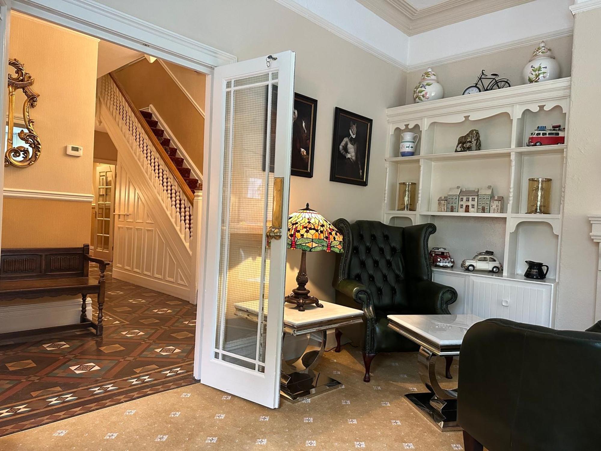 Chester House Guest House Экстерьер фото A French door