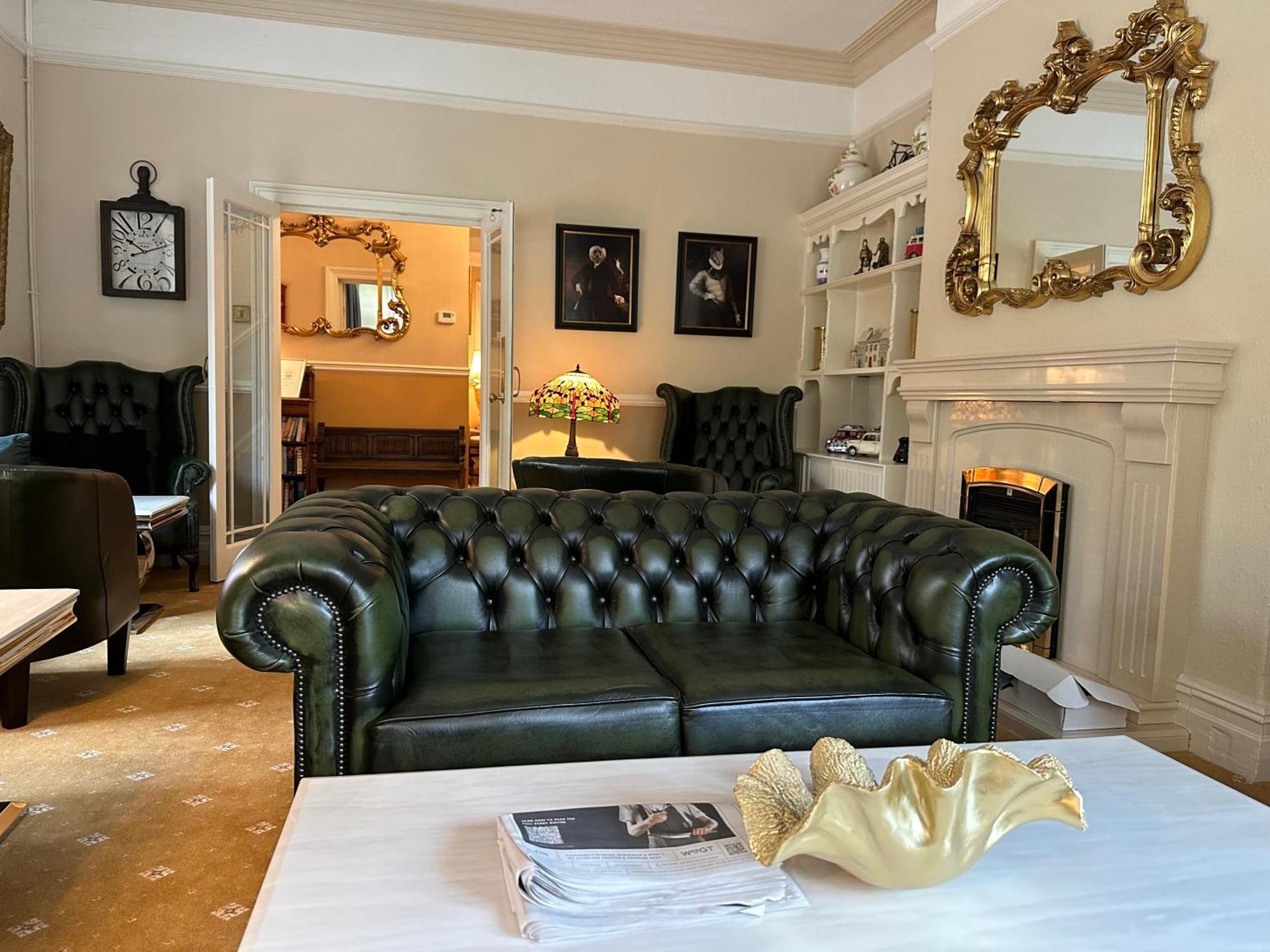 Chester House Guest House Экстерьер фото A green leather Chesterfield sofa