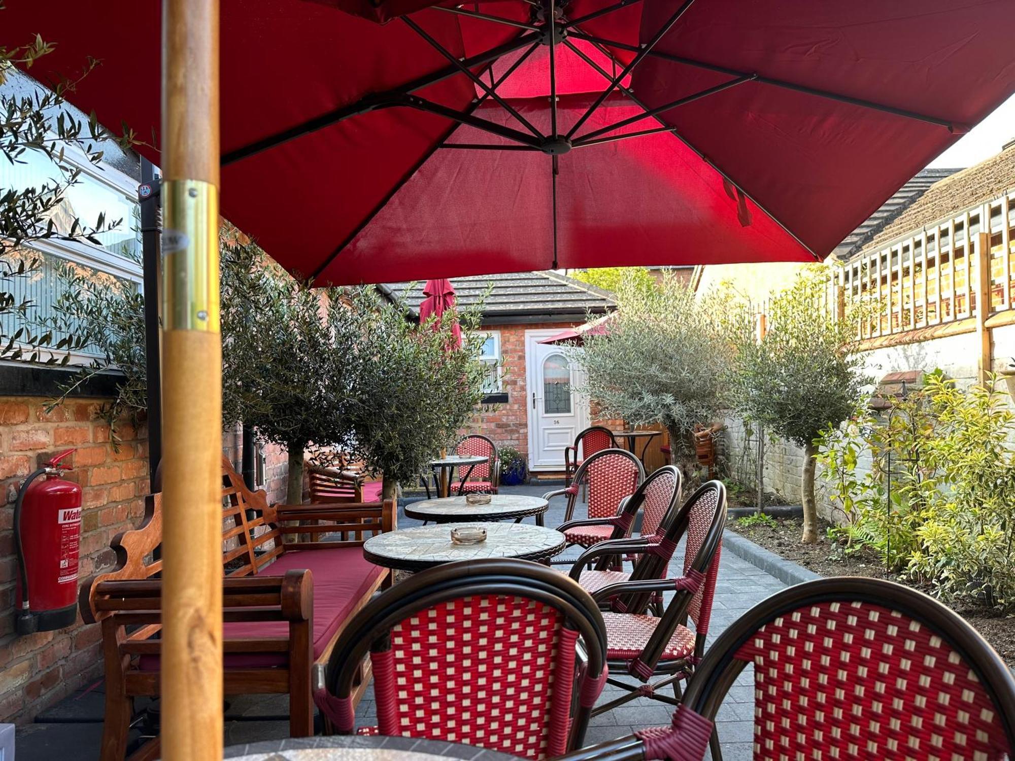 Chester House Guest House Экстерьер фото The courtyard of the restaurant
