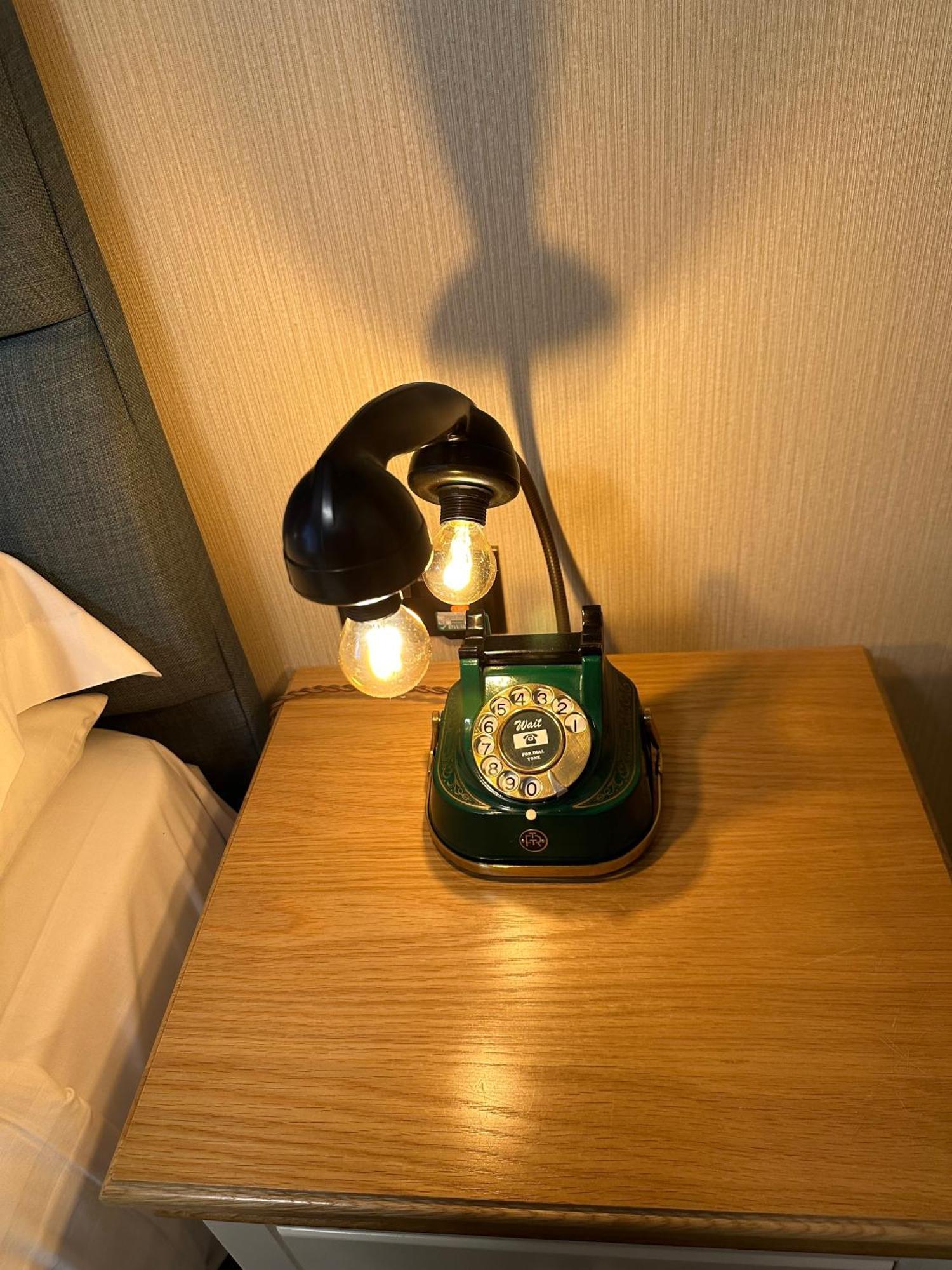 Chester House Guest House Экстерьер фото A telephone lamp