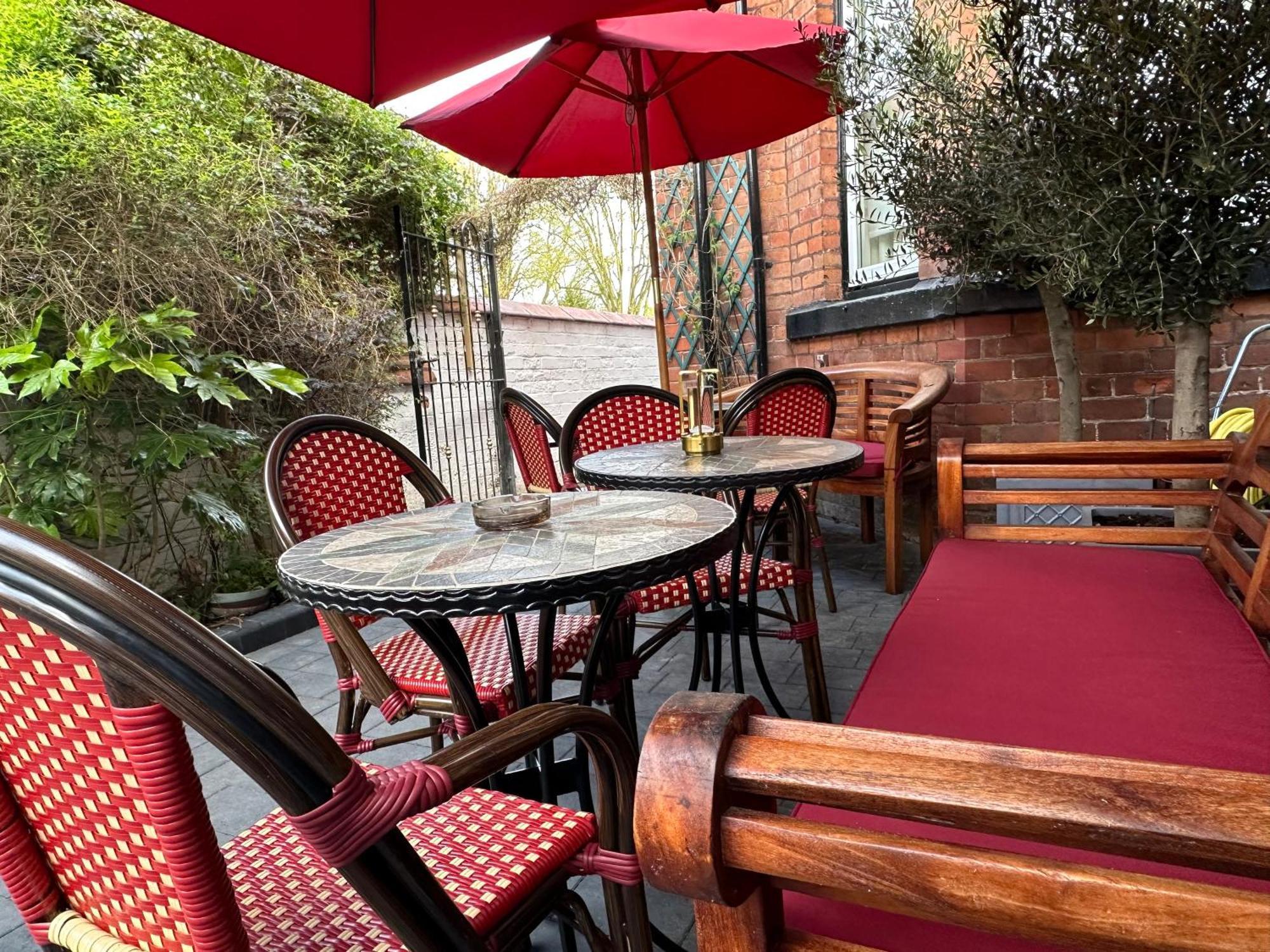 Chester House Guest House Экстерьер фото The outdoor seating area at the restaurant