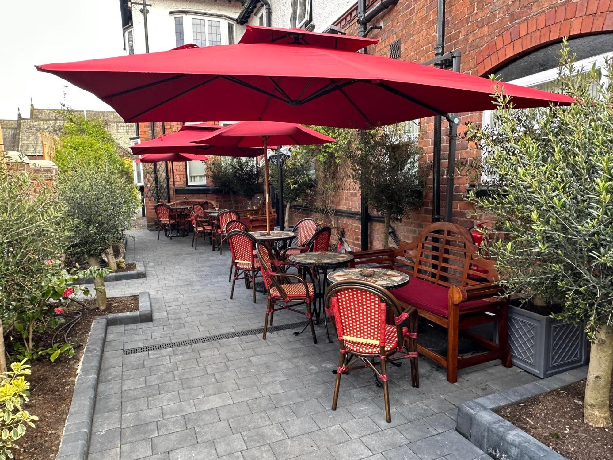 Chester House Guest House Экстерьер фото The restaurant's outdoor seating area