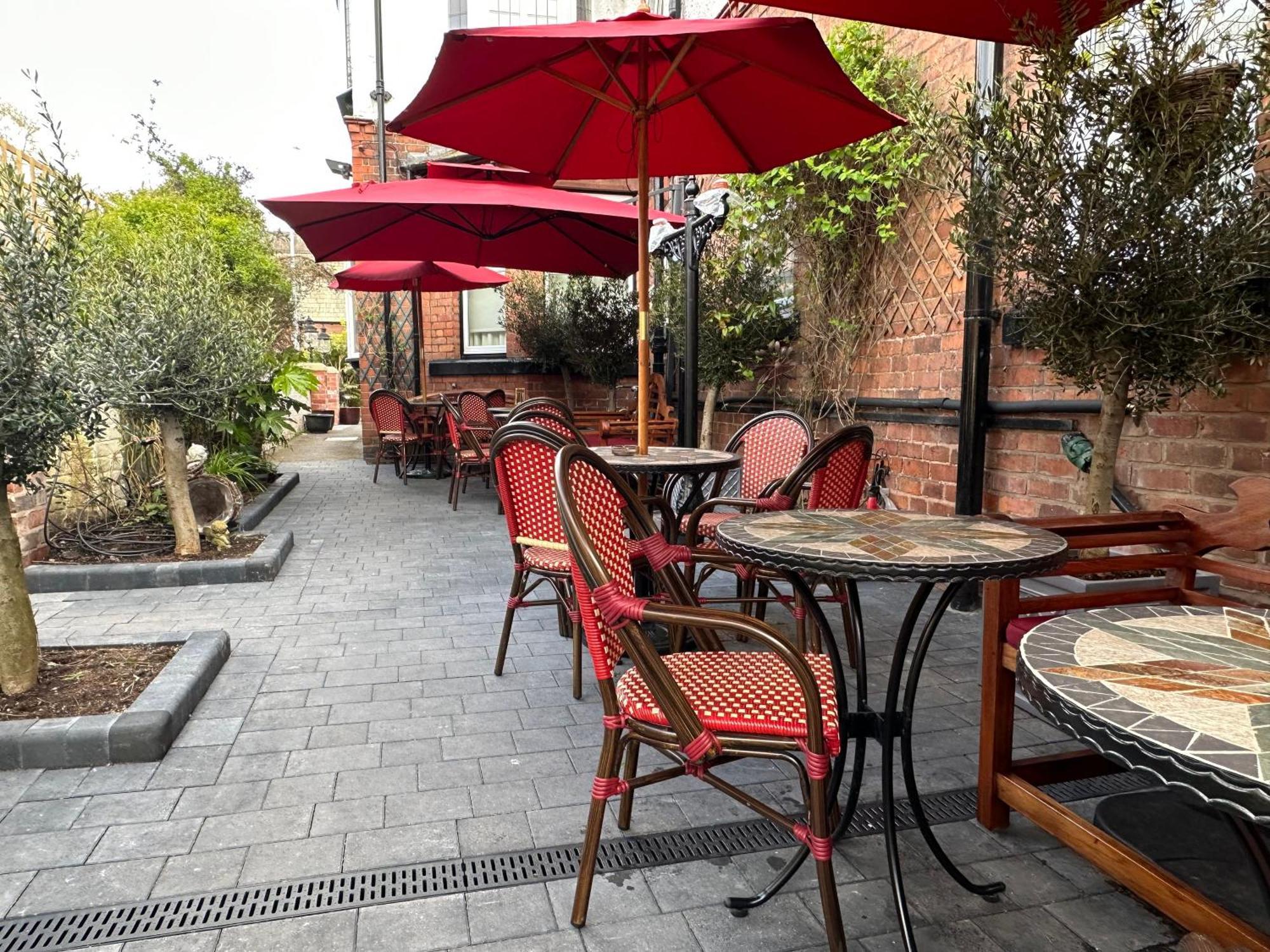 Chester House Guest House Экстерьер фото The courtyard at the Old Bank Hotel
