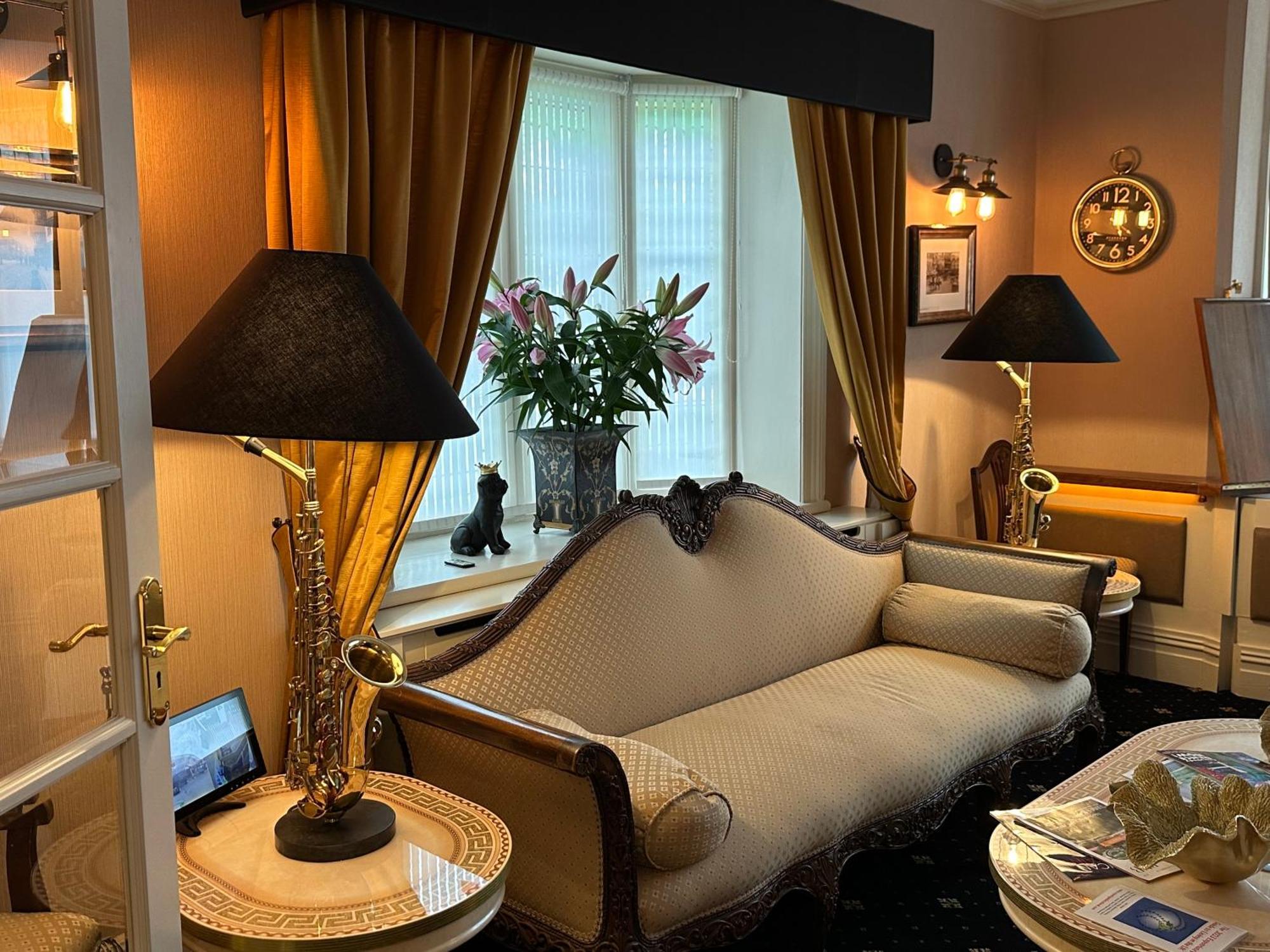 Chester House Guest House Экстерьер фото The interior of the hotel